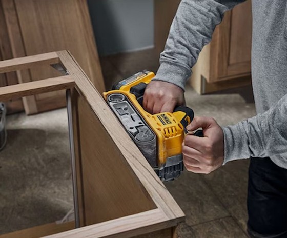 DEWALT DCW220NT-XJ 18v XR BRUSHLESS 75mm BELT SANDER BODY ONLY)